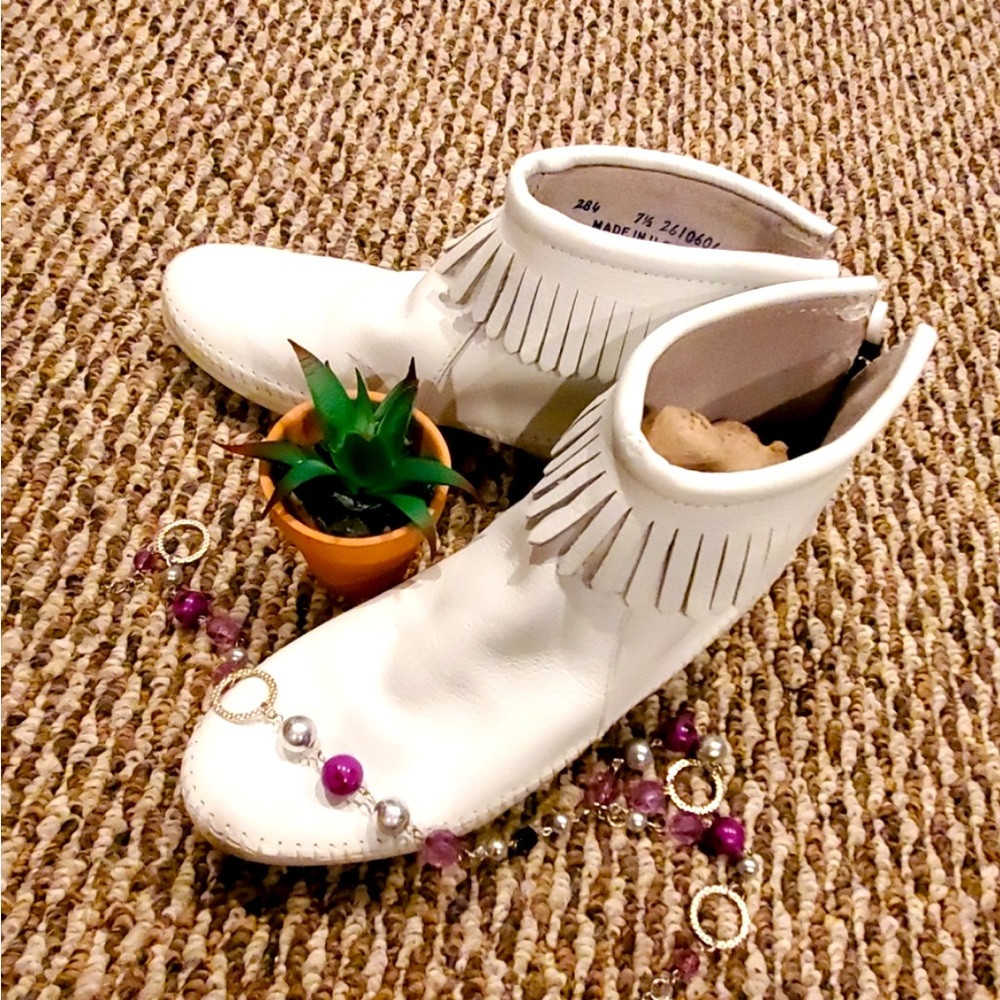 Minnetonka Vintage White Leather Moccasins